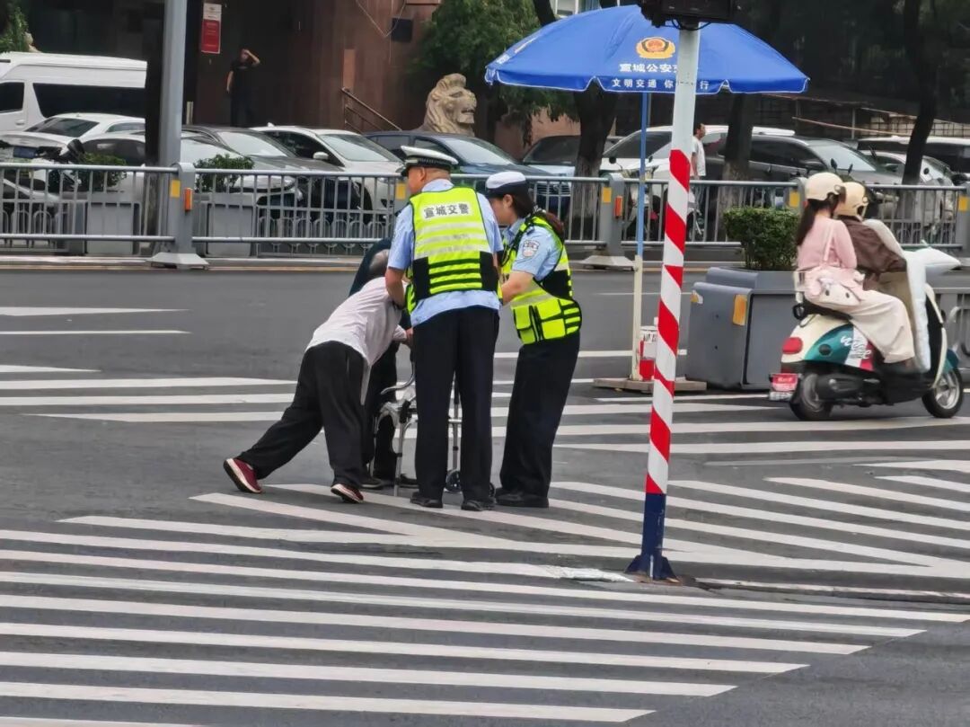 交警王铁兵,你被拍下了!